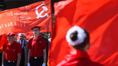 elevii rusi cu steaguri sovietice