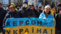 Protestatari cu steagul Ucrainei în mâini, la herson