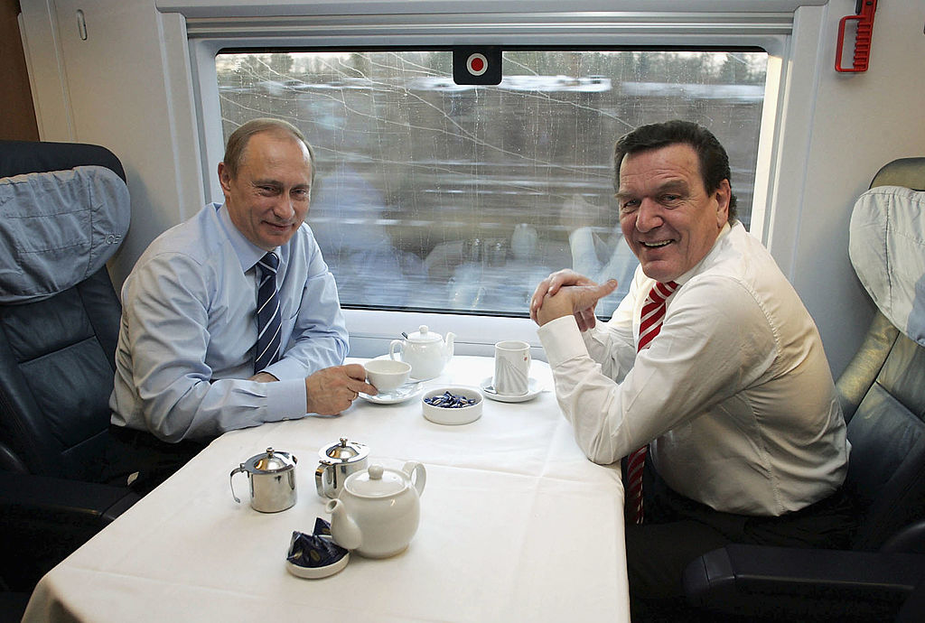 Fostul cancelar german Gerhard Schröder, apropiat al lui Vladimir Putin, se retrage din conducerea Gazprom