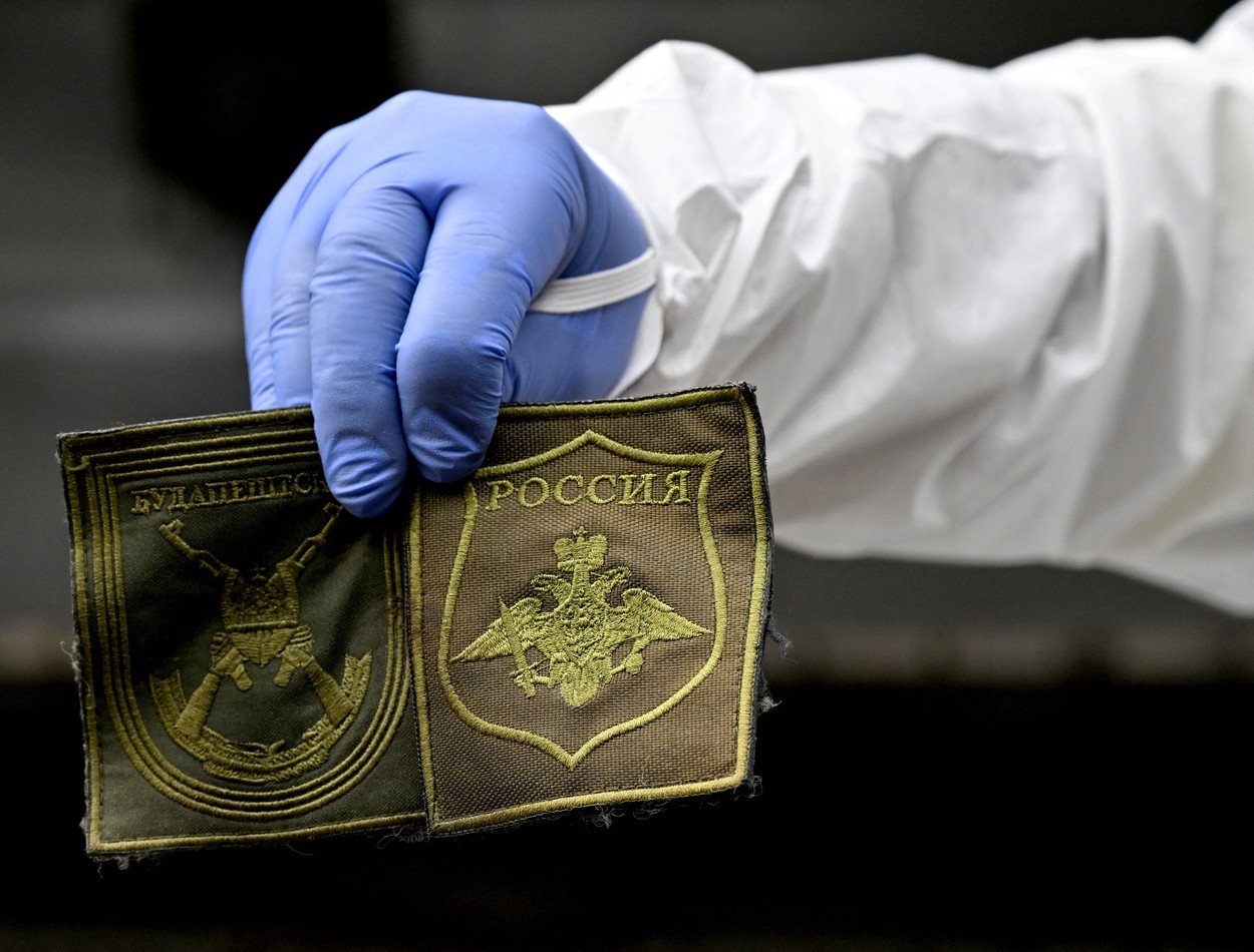 "I-au tratat ca pe gunoaie". Rușii și-au aruncat propriii camarazi morți, iar ucrainenii le-au găsit cadavrele la marginea unei păduri