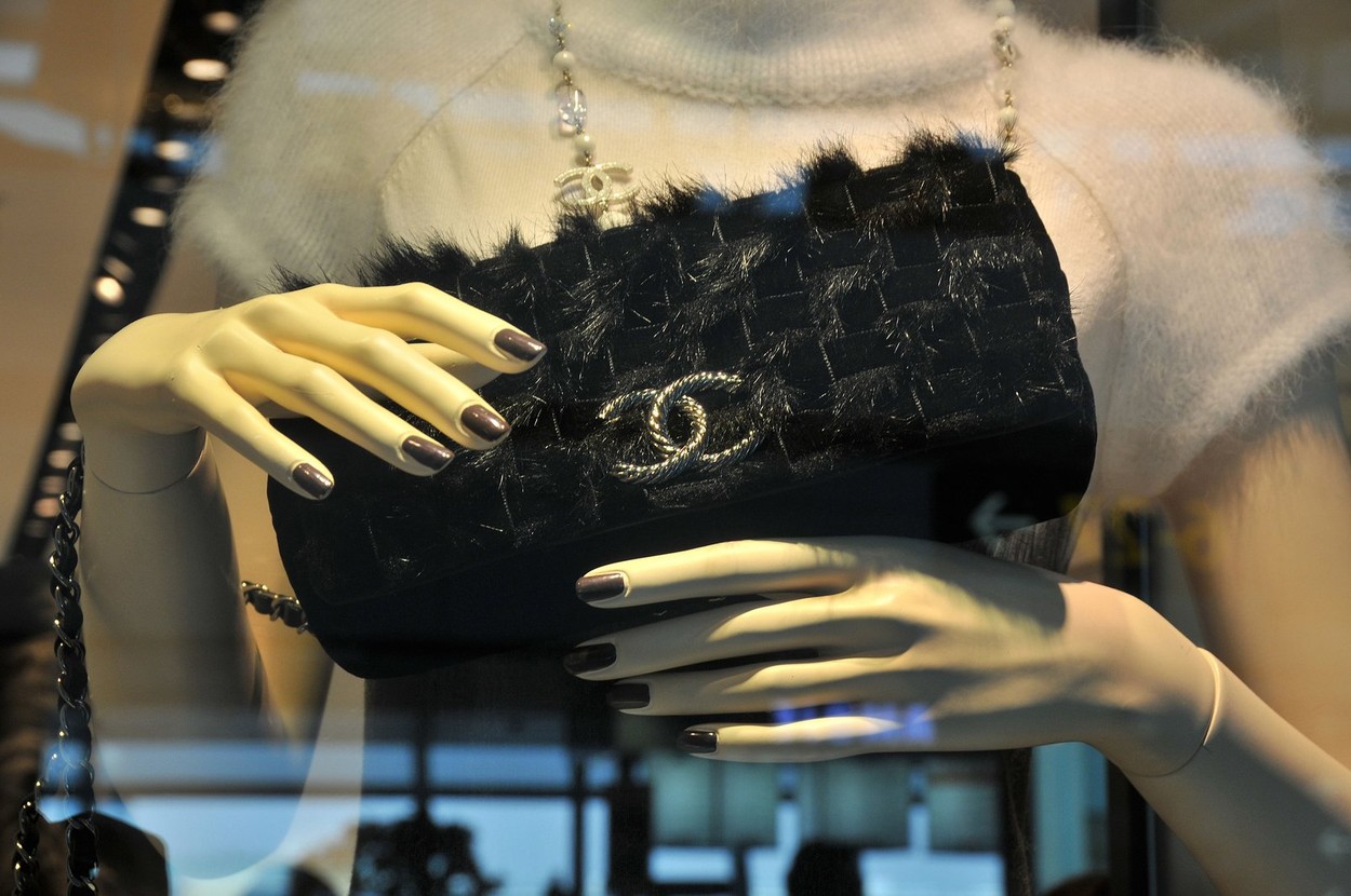 Chanel vrea să limiteze la 2 numărul genților de peste 10.000 de dolari pe care le poate cumpăra o persoană într-un an
