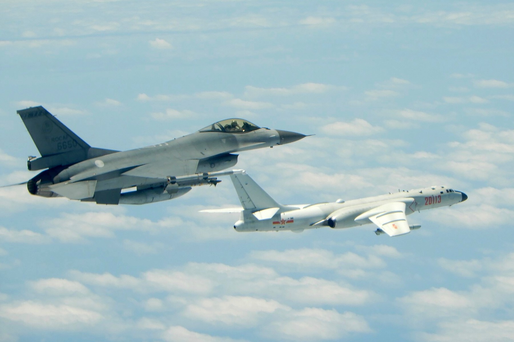 Cum interceptează civilii cu telefoanele comunicațiile avioanelor militare care aglomerează cerul Taiwanului