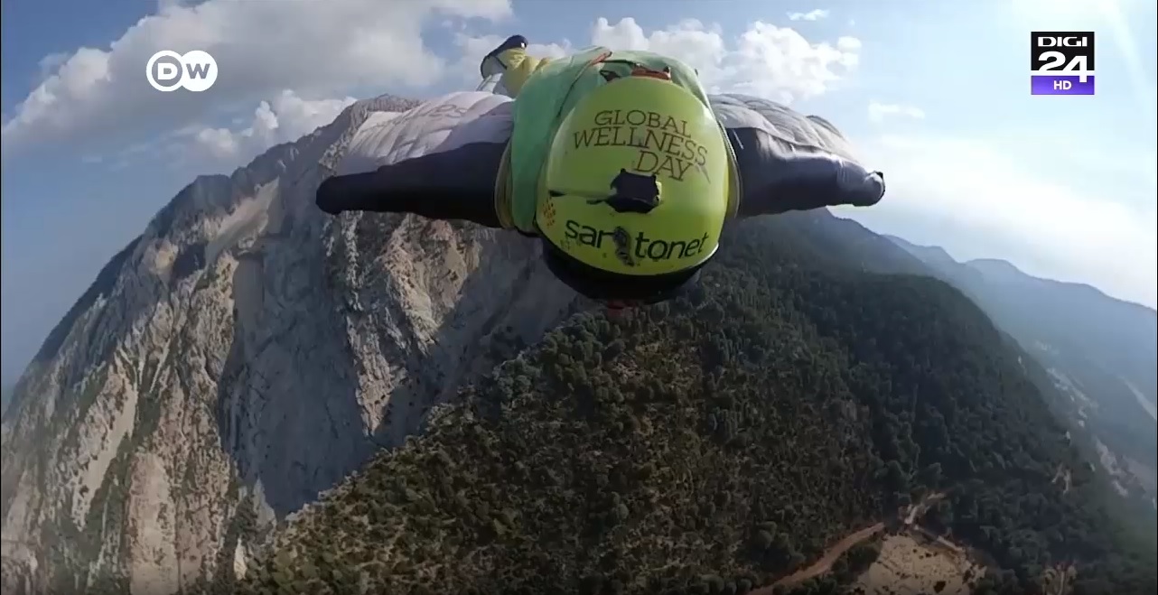 Bărbatul care pleacă de la serviciu zburând în „wingsuit”. În loc de 40 de minute cu telecabina, face 4 minute de pe Muntele Babadag