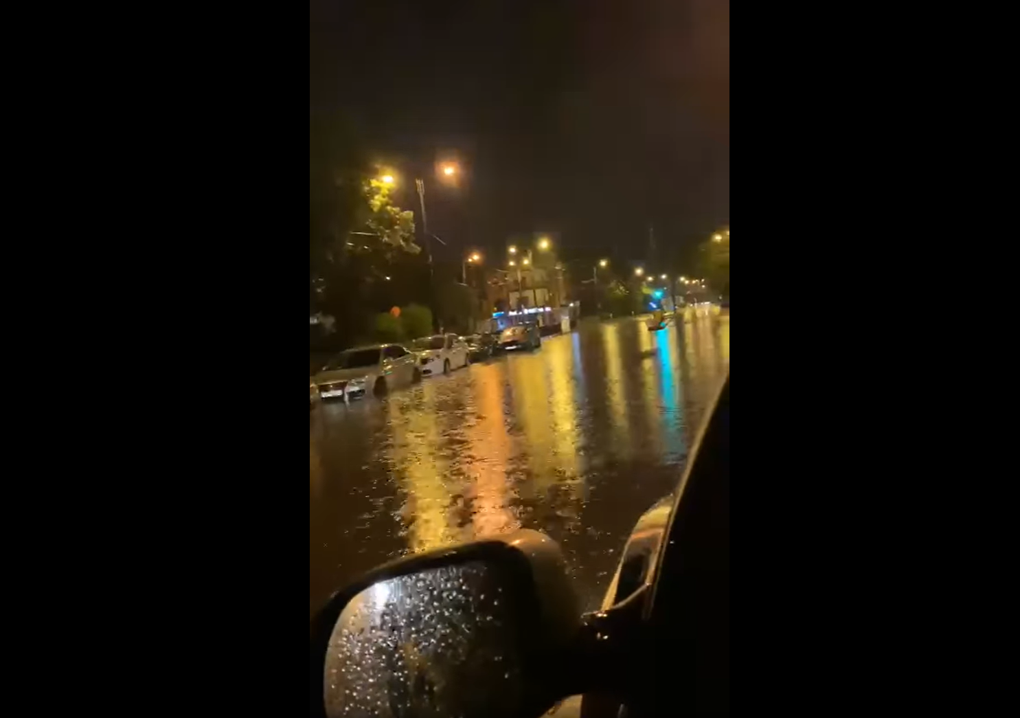 O furtună a provocat pagube și inundații pe străzile Timișoarei. Ploile torențiale și vântul puternic se mută în sud-estul țării