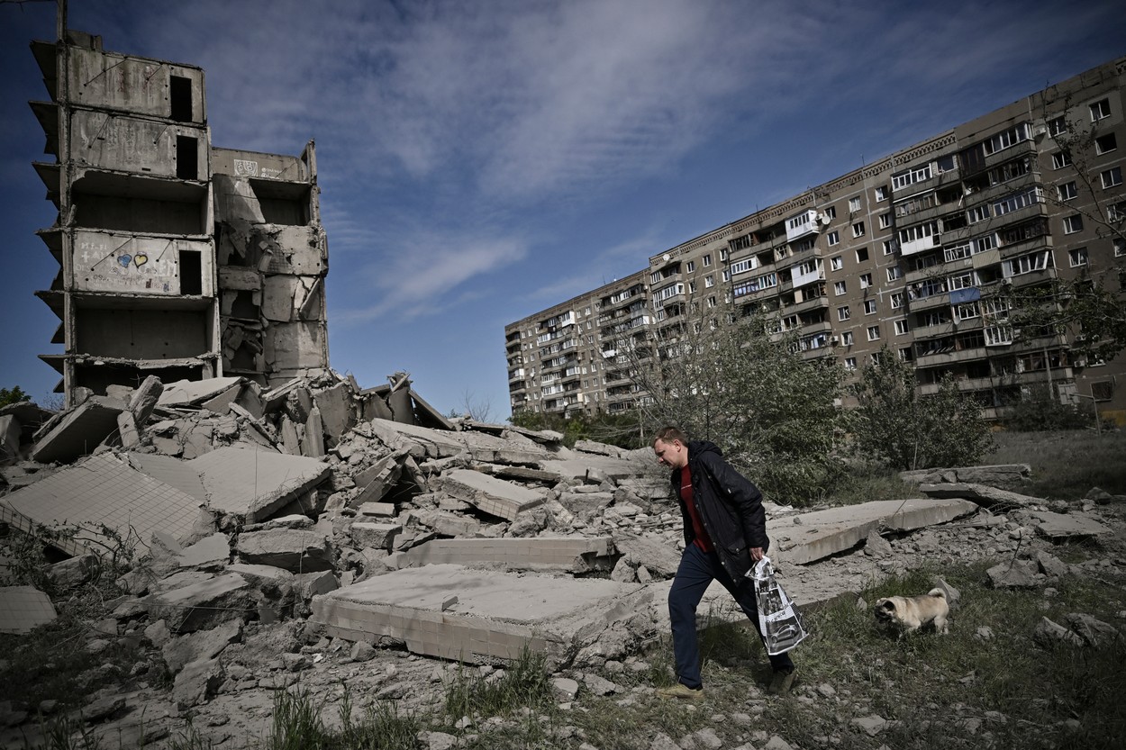 Ziua 92 de război în Ucraina. Rușii bombardează 40 de orașe din Donbas. Zelenski cere mai multe arme Occidentului