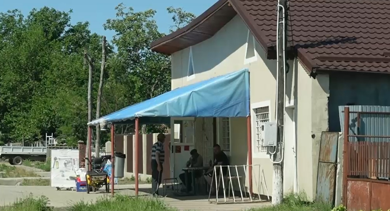Din cauza scumpirilor, românii își cumpără mâncare „pe caiet”. „Mori de foame. Ce să faci? De unde să iei din altă parte?”