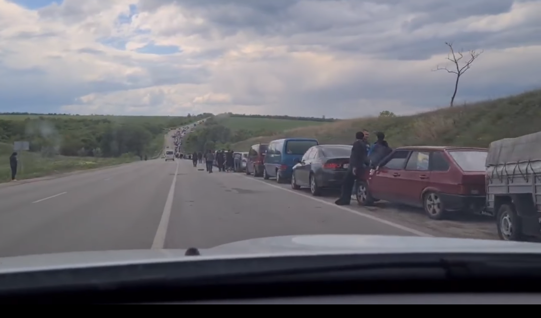 Rușii blochează de 4 zile un convoi de peste 1.000 de mașini cu civili ucraineni care încearcă să fugă în Zaporojie