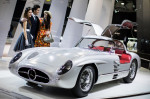 Essen, Germany. 5th Apr, 2017. The models Marcel (L-R), Vivien and Maret stand adjacent to Mercedes Benz 300 SLR "Uhlenhaut-Coupe" (W 196 S) from 1955 at the Techno Classica for "Oldtimers" and "Youngtimers" in Essen, Germany, 5 April 2017. The world trad