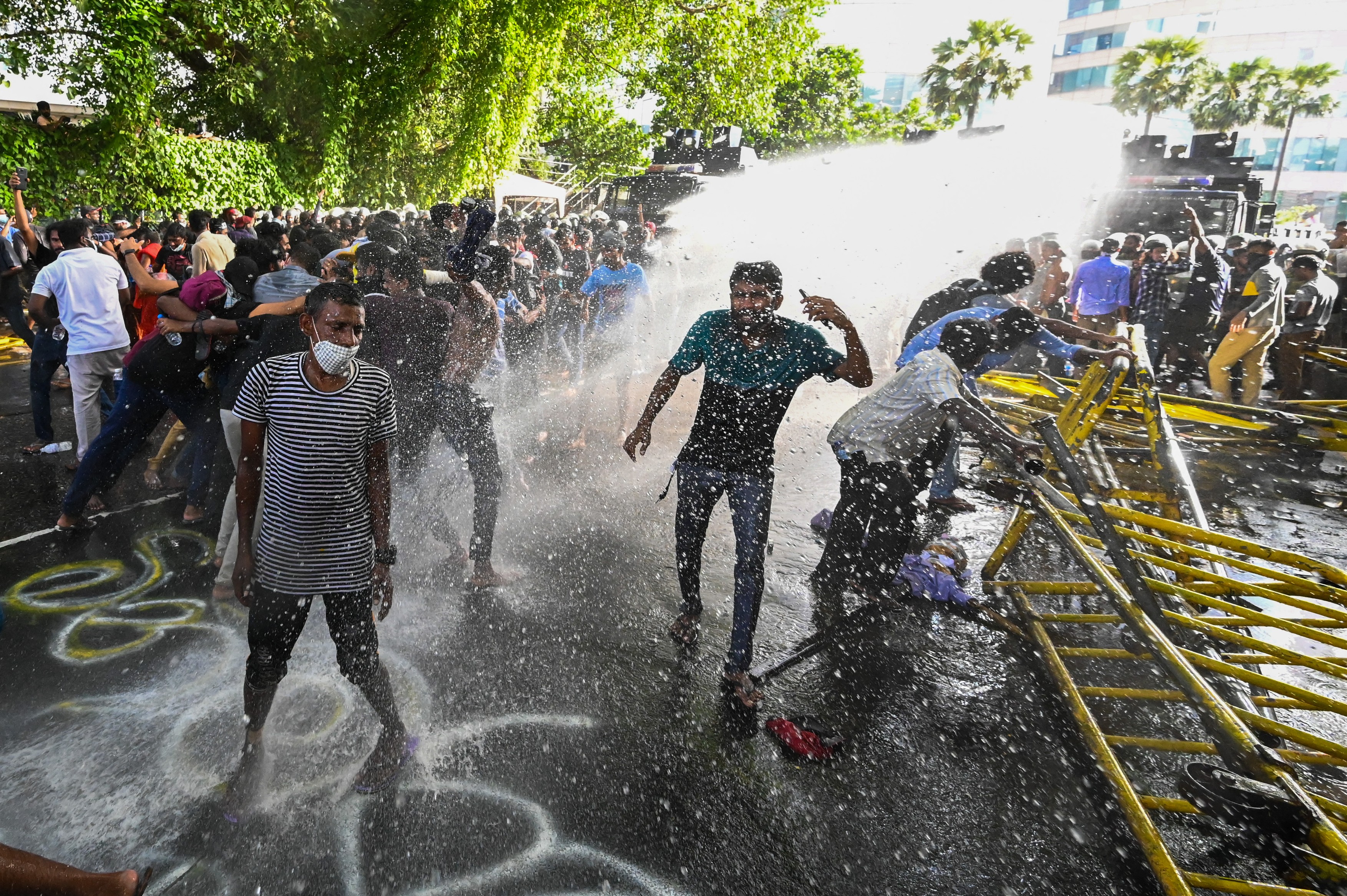 Sri Lanka, rămasă fără bani, îi cere ajutor lui Vladimir Putin să importe combustibil