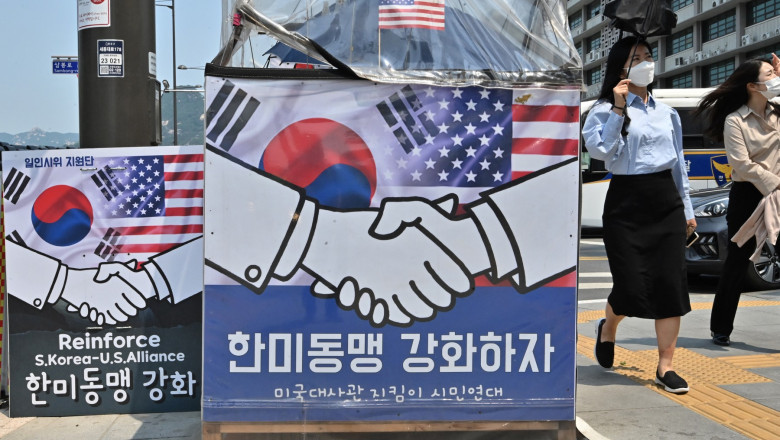 Afiș care celebrează prietenia americano-coreeană la vizita președintelui Biden la Seul, în 2022