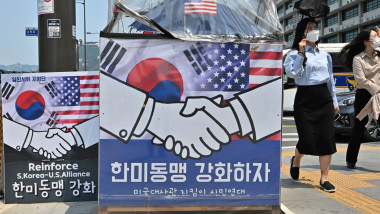 Afiș care celebrează prietenia americano-coreeană la vizita președintelui Biden la Seul, în 2022