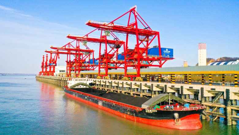 nava cu carbune intr-un port din china
