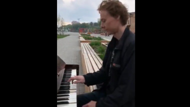 a fost condamnat pentru „propagandă nazistă” pentru că a cântat la pian imnul Ucrainei