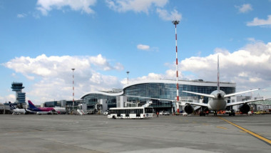 Avion la un terminal al Aeroportului Otopeni.