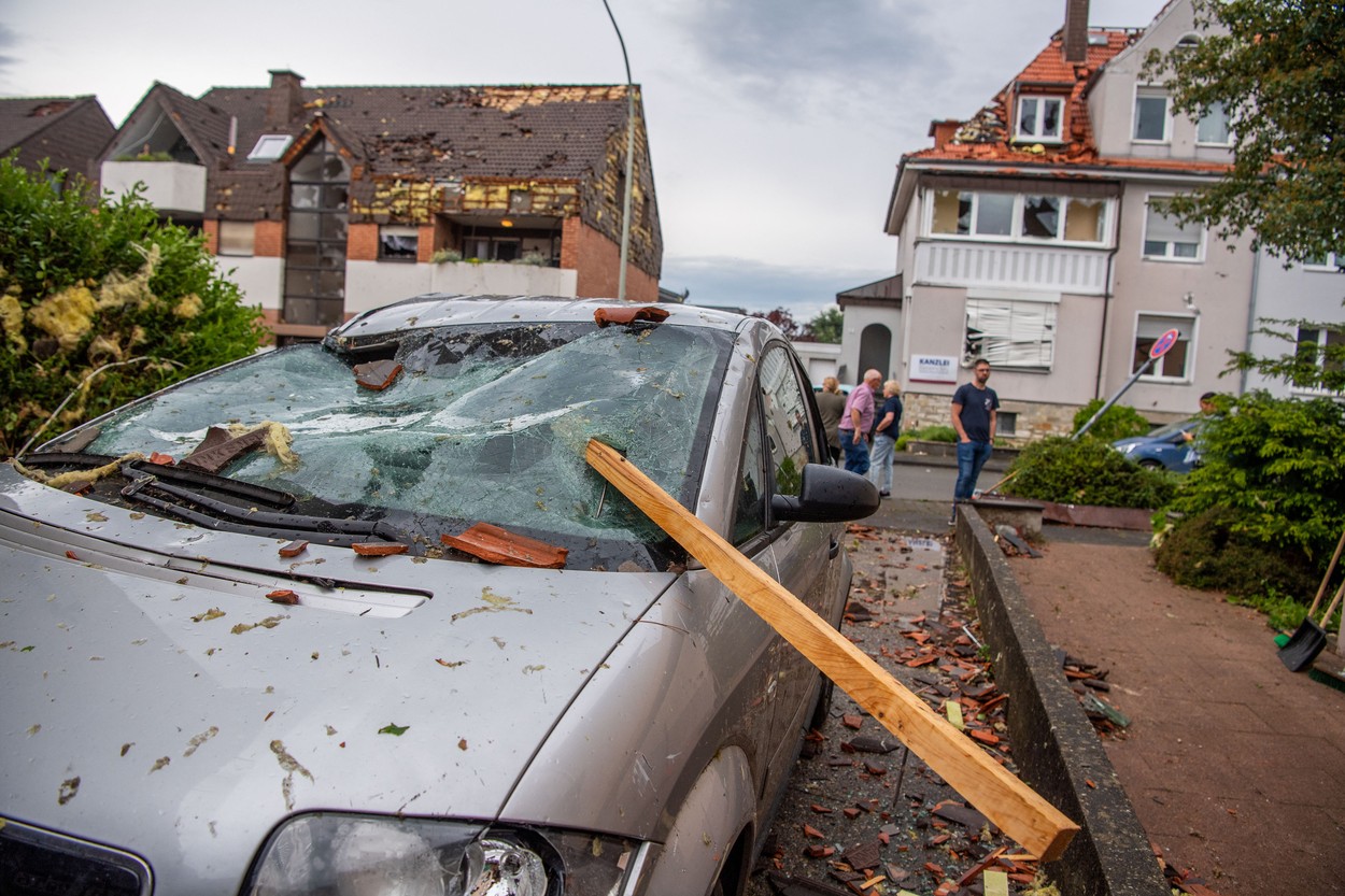 GALERIE FOTO, VIDEO. Zeci de răniţi şi pagube materiale importante după o tornadă în vestul Germaniei