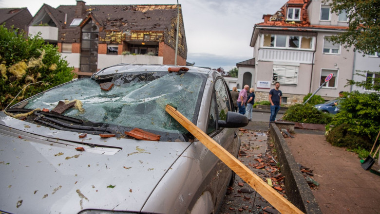 Mașină și case distruse de tornadă în Germania.