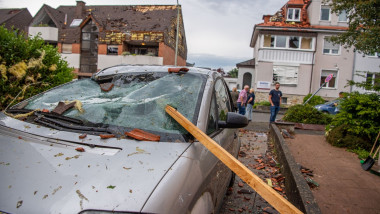 Mașină și case distruse de tornadă în Germania.