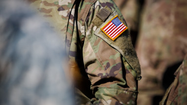 soldat avand pe brat emblema sua