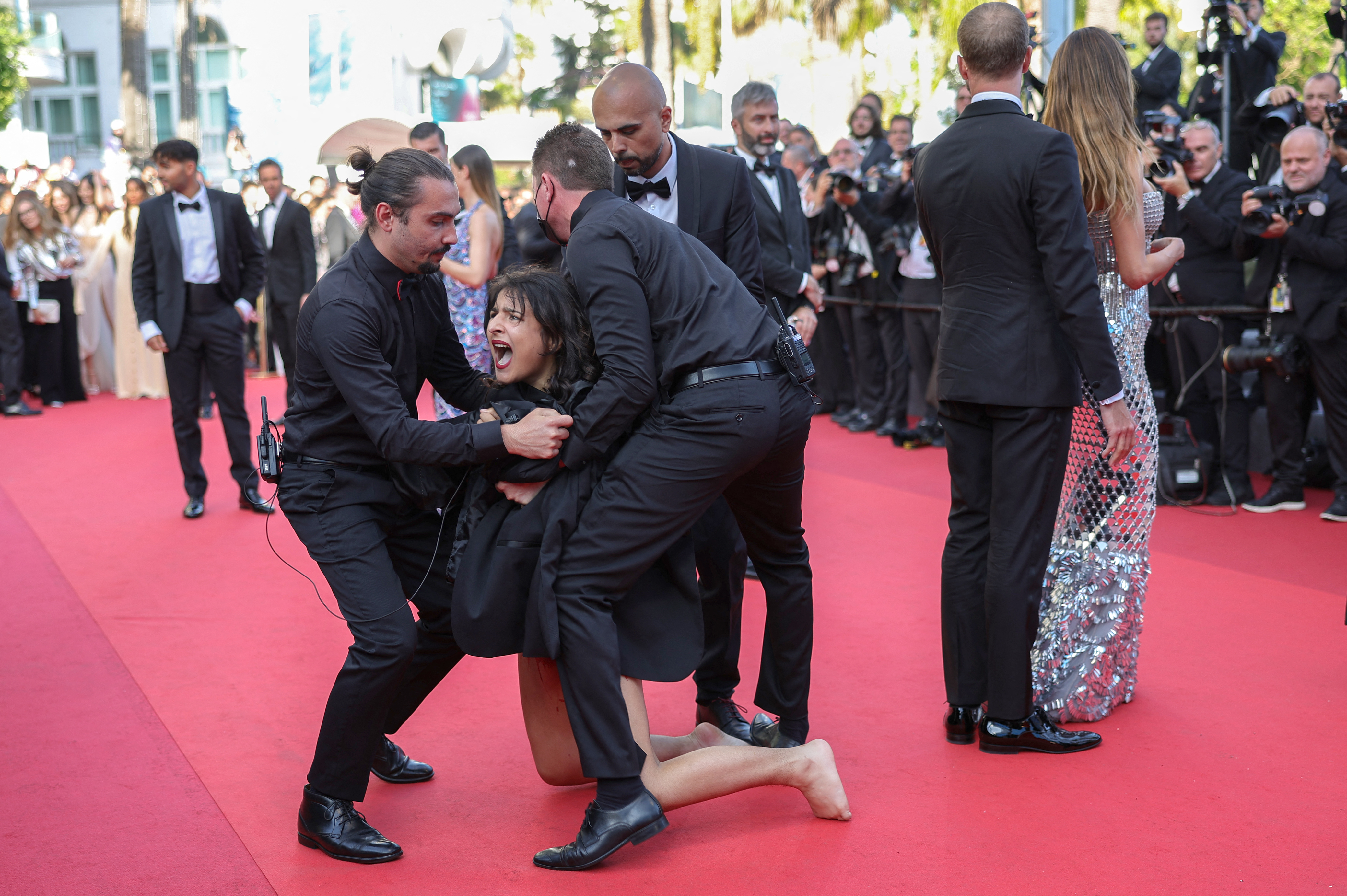 Protest pe covorul roșu la Cannes. O femeie dezbrăcată a manifestat împotriva violurilor comise de soldații ruși în Ucraina
