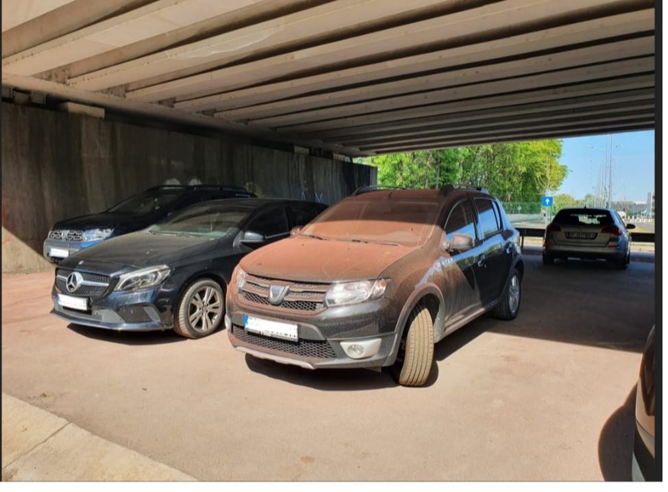 Imagini virale: Au vopsit balustradele podului cu tot cu mașinile parcate sub, dar și cu cele din trafic