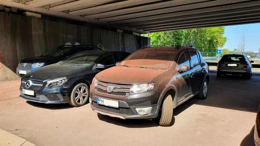 Imagini virale: Au vopsit balustradele podului cu tot cu mașinile parcate sub el, dar și cu cele din trafic