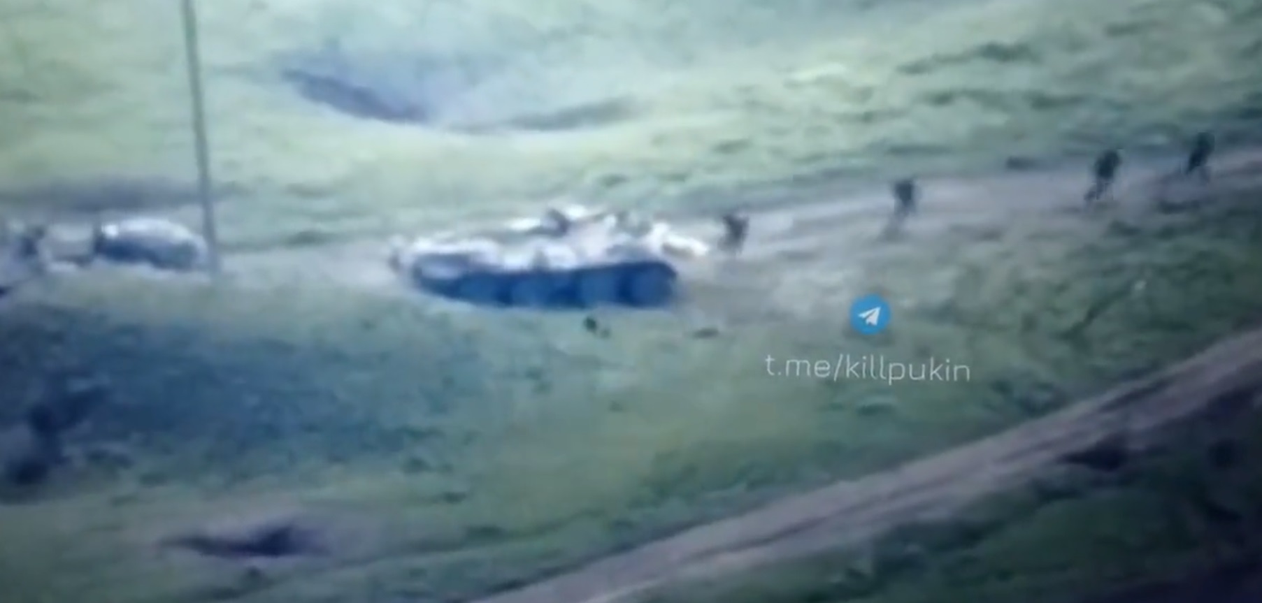 Imagini virale cu soldați ruși care-și abandonează tancurile și o iau la fugă pe câmp, după un atac-surpriză al ucrainenilor