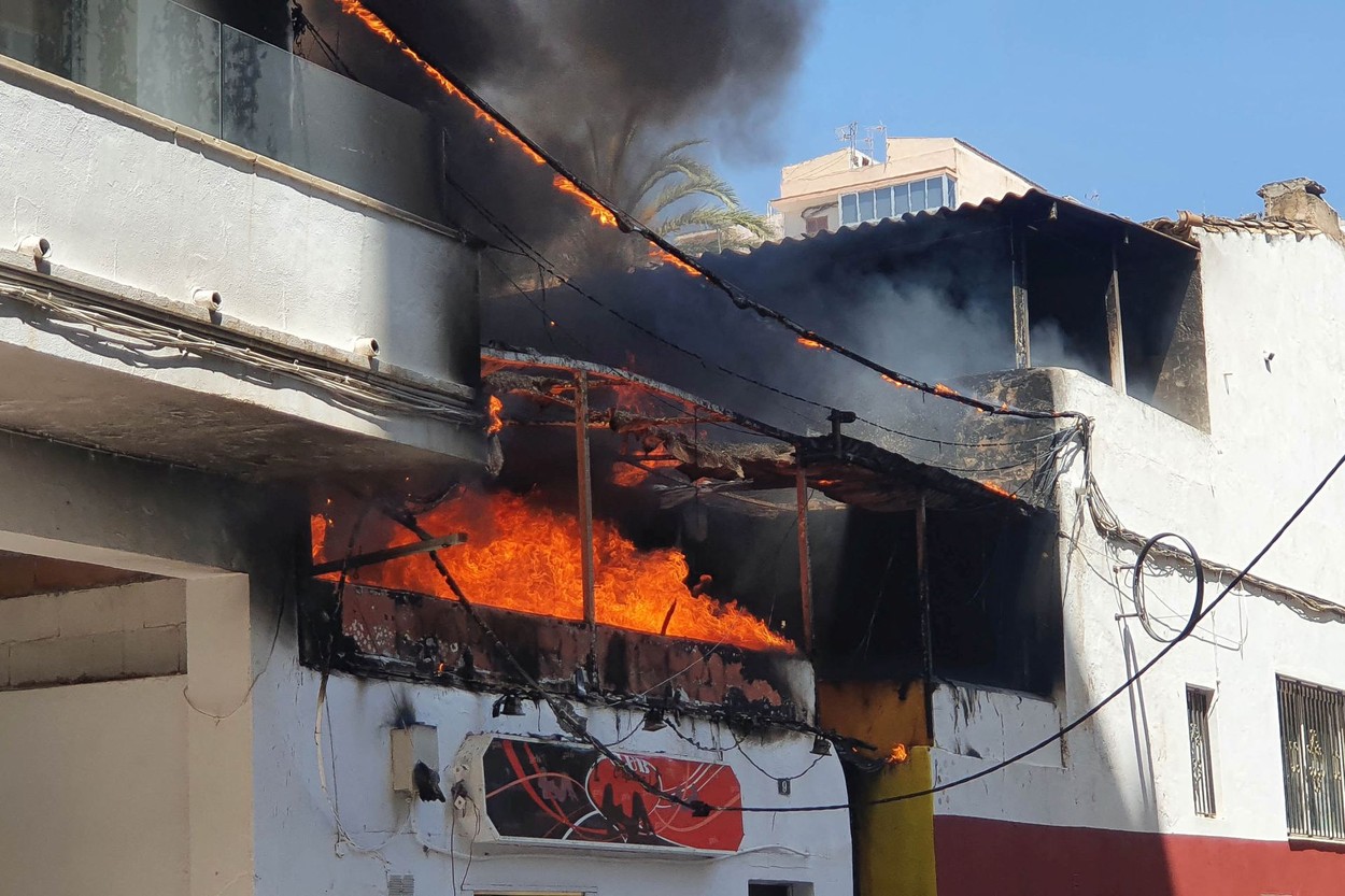 Turiști aflați în vacanță în Spania, arestați după ce au aruncat mucuri de țigară de pe balconul hotelului, provocând un incendiu