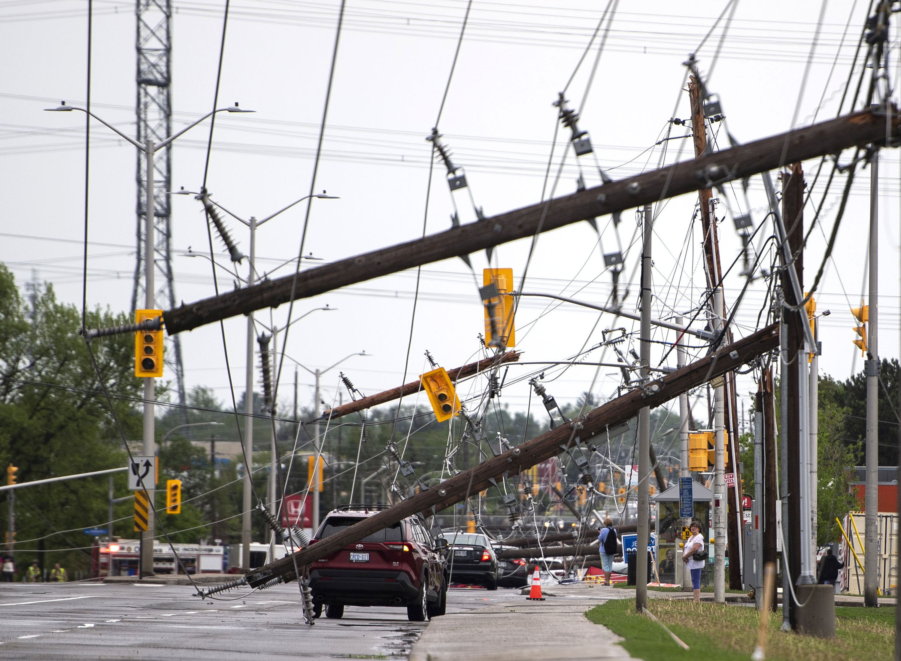 Furtuni violente în Canada. Cel puțin patru persoane au murit, iar 900.000 de locuințe au rămas fără curent electric