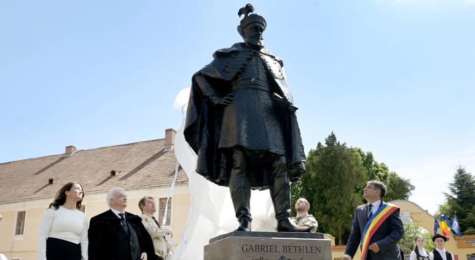 Tensiuni la Alba Iulia. Katalin Novak a dezvelit statuia principelui Gabriel Bethlen, un senator PSD a adus un tablou cu Avram Iancu