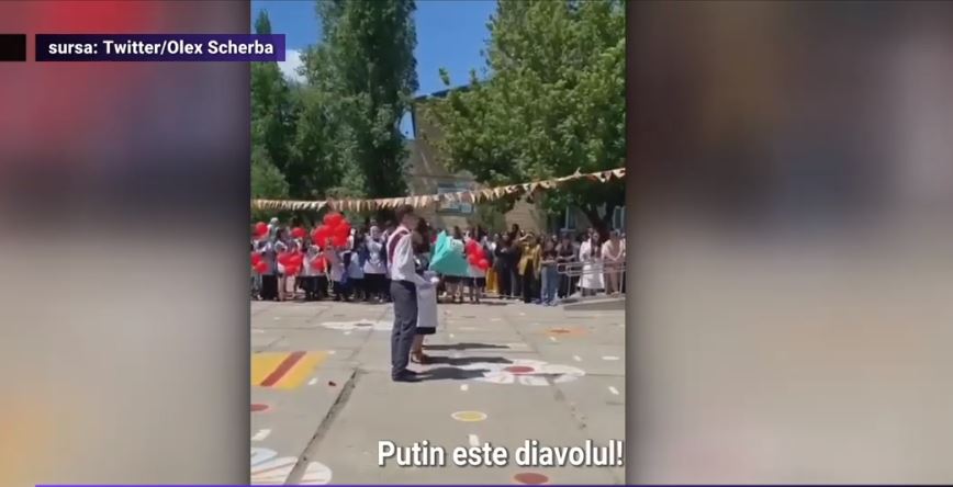 O elevă din Rusia a strigat în timpul unei festivități de la școală: „Libertate pentru Ucraina”