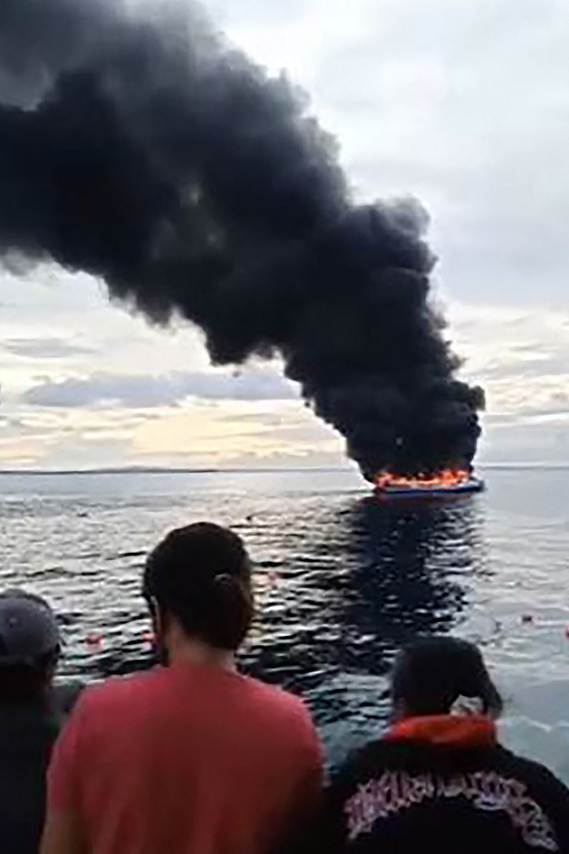 FOTO// Șapte oameni au murit într-un incendiu pe un feribot în Filipine 2 feribot-incendiu-filipine-profimedia1