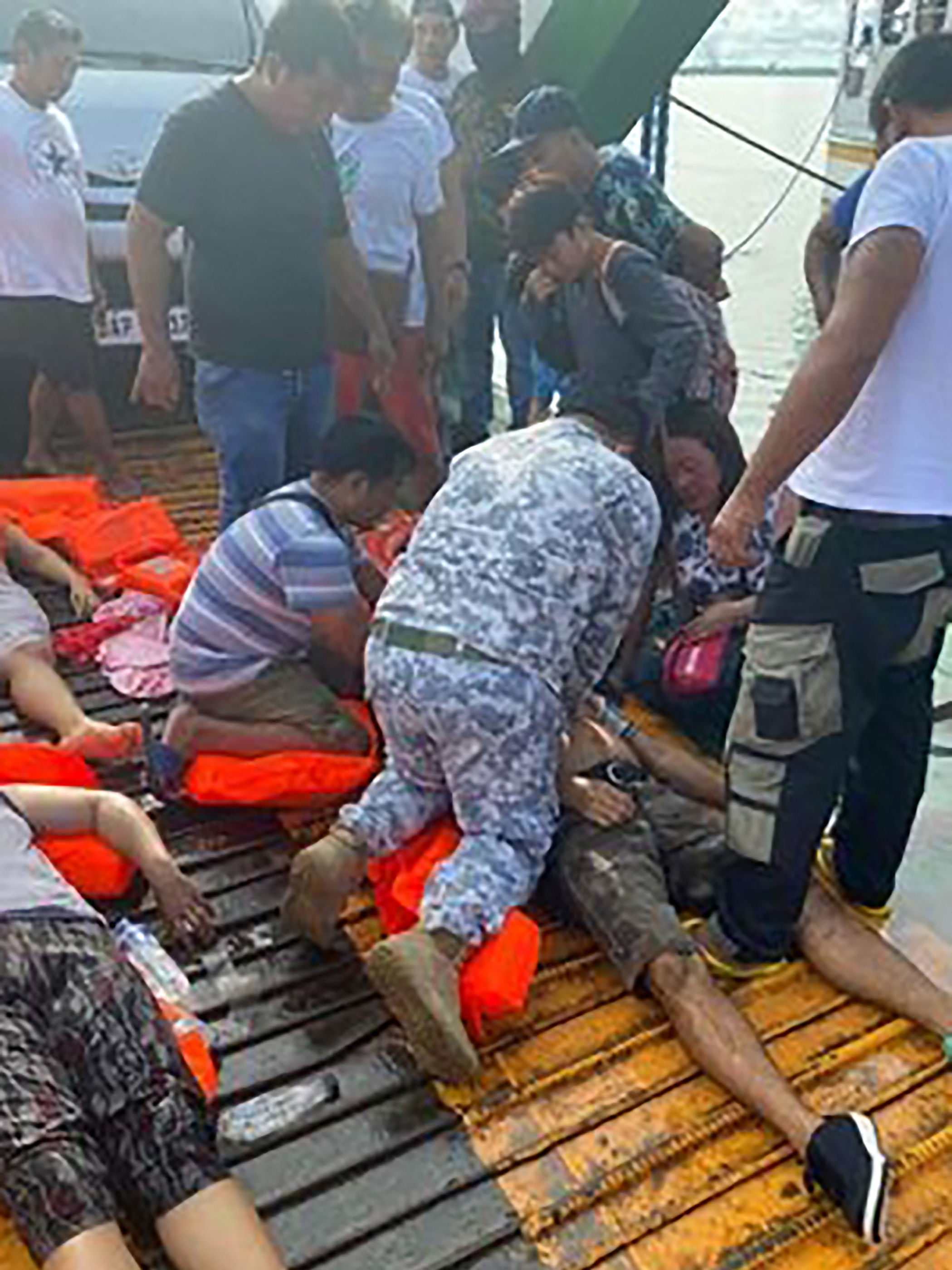 FOTO// Șapte oameni au murit într-un incendiu pe un feribot în Filipine 3 feribot-incendiu-filipine-profimedia2