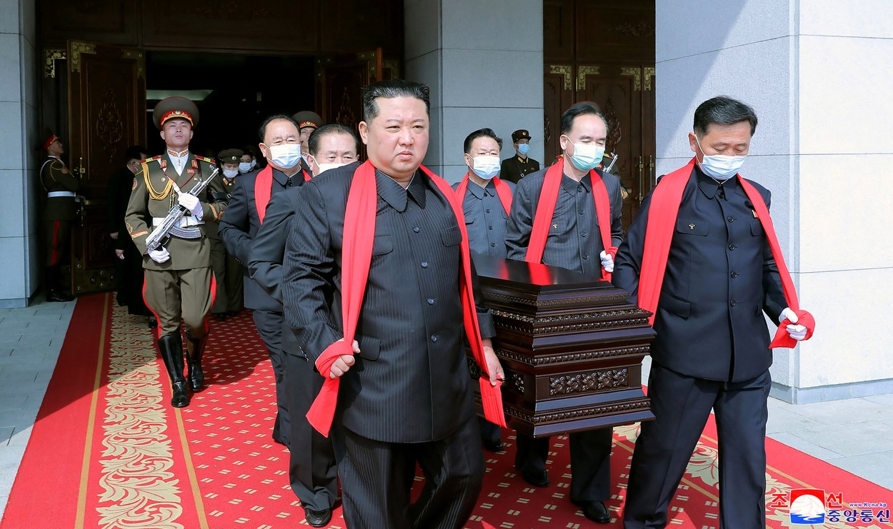 Înmormântare cu fast în Coreea de Nord. Kim Jong Un a purtat sicriul mentorului său