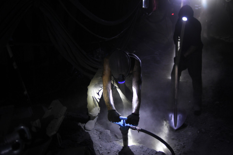 Cu războiul la doi pași de ei, minerii ucraineni continuă să își riște viața în subteranele din Donbas
