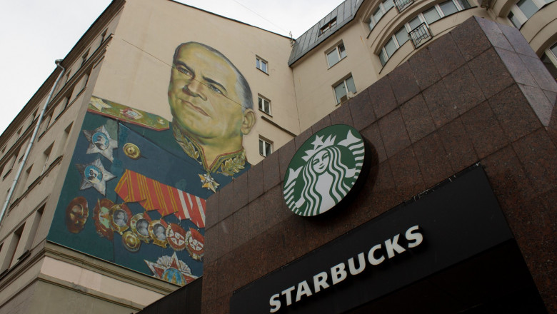 Un restaurant Starbucks în apropierea unei picturi murale a generalului sovietic, Georghi Jukov