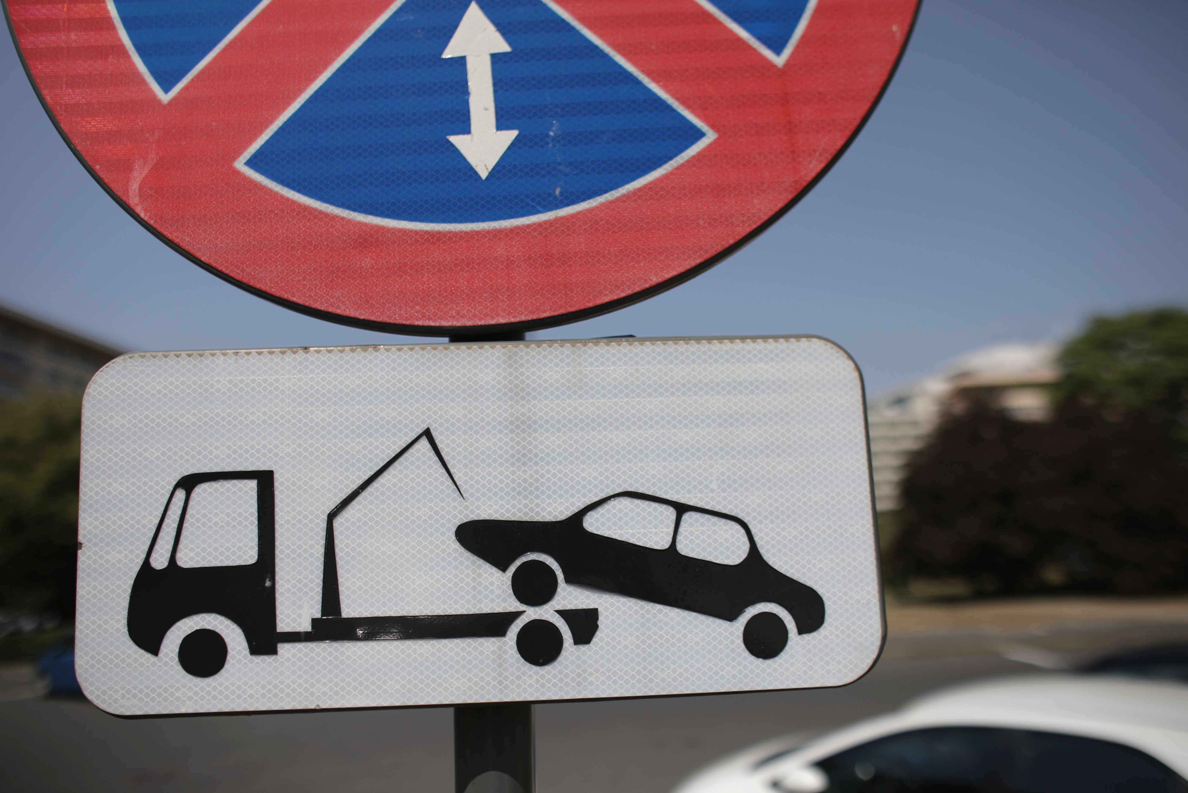 Primăria Capitalei ar putea dubla tarifele pentru ridicarea mașinilor parcate neregulamentar