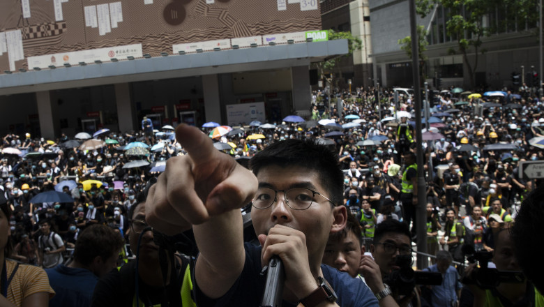 joshua wong vorbeste la microfon in fata protestatarilor din hong kong