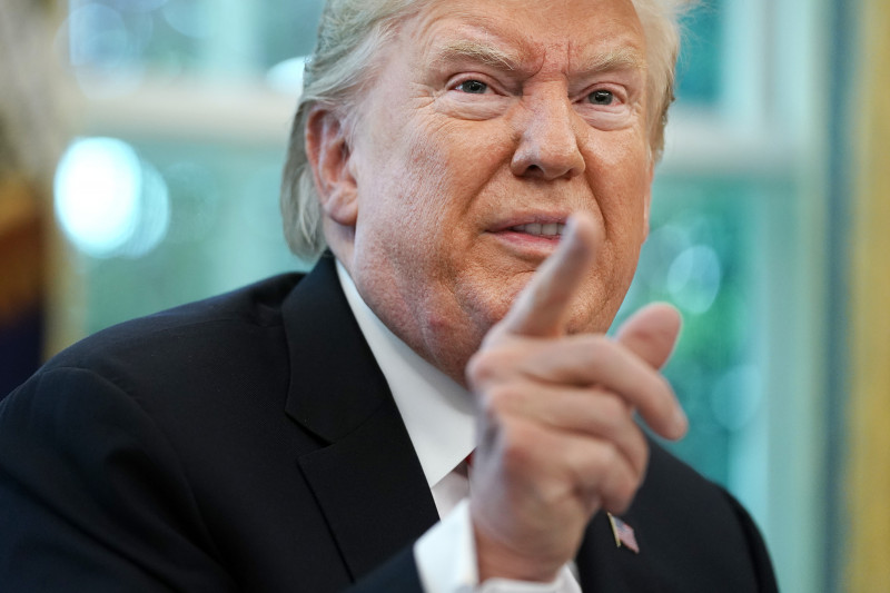 Donald Trump arată cu degetul