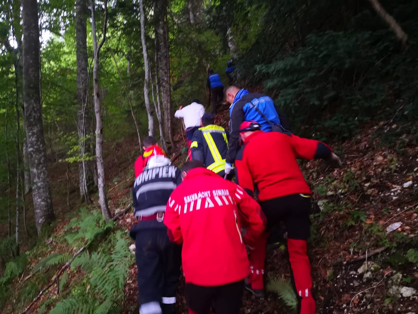 Ucrainean rătăcit în Făgăraş, coborât de pe munte după o misiune a Salvamont de peste 10 ore