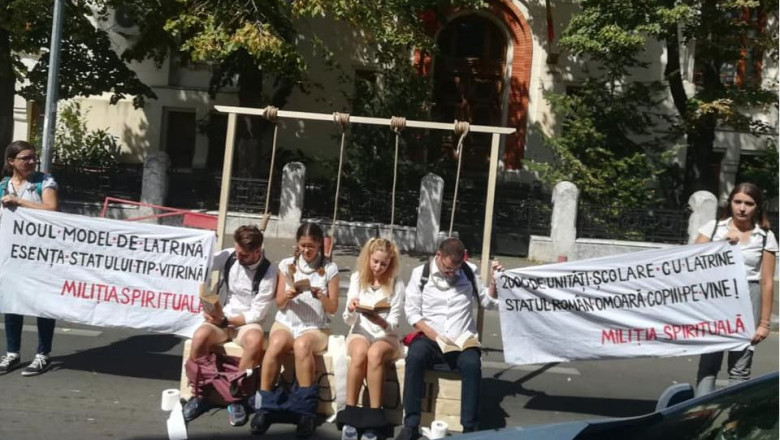 protest-ministerul-educatiei-streanguri-latrine-mihail-bumbes