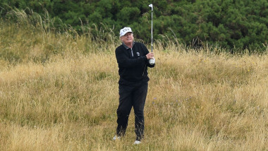 Donald Trump joacă golf