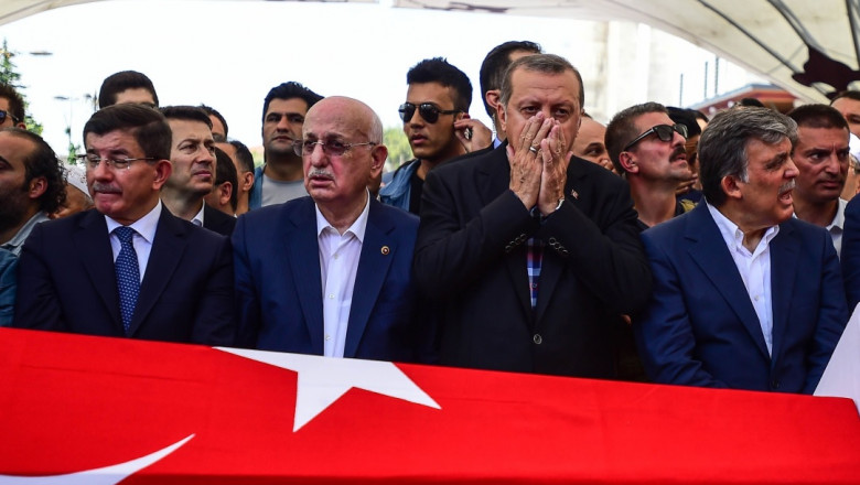 Fostul președinte turc Abdullah Gul (dreapta), președintele Recep Tayyip Erdogan (al doilea din dreapta) și fostul premier Ahmet Davutoglu (stânga) asistă la funeralii Foto: Guliver/Getty Images