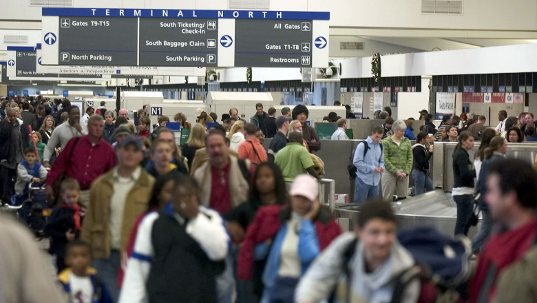 Calatorii se intorc acasa de sarbatori, pe aeroportul Atlanta din SUA