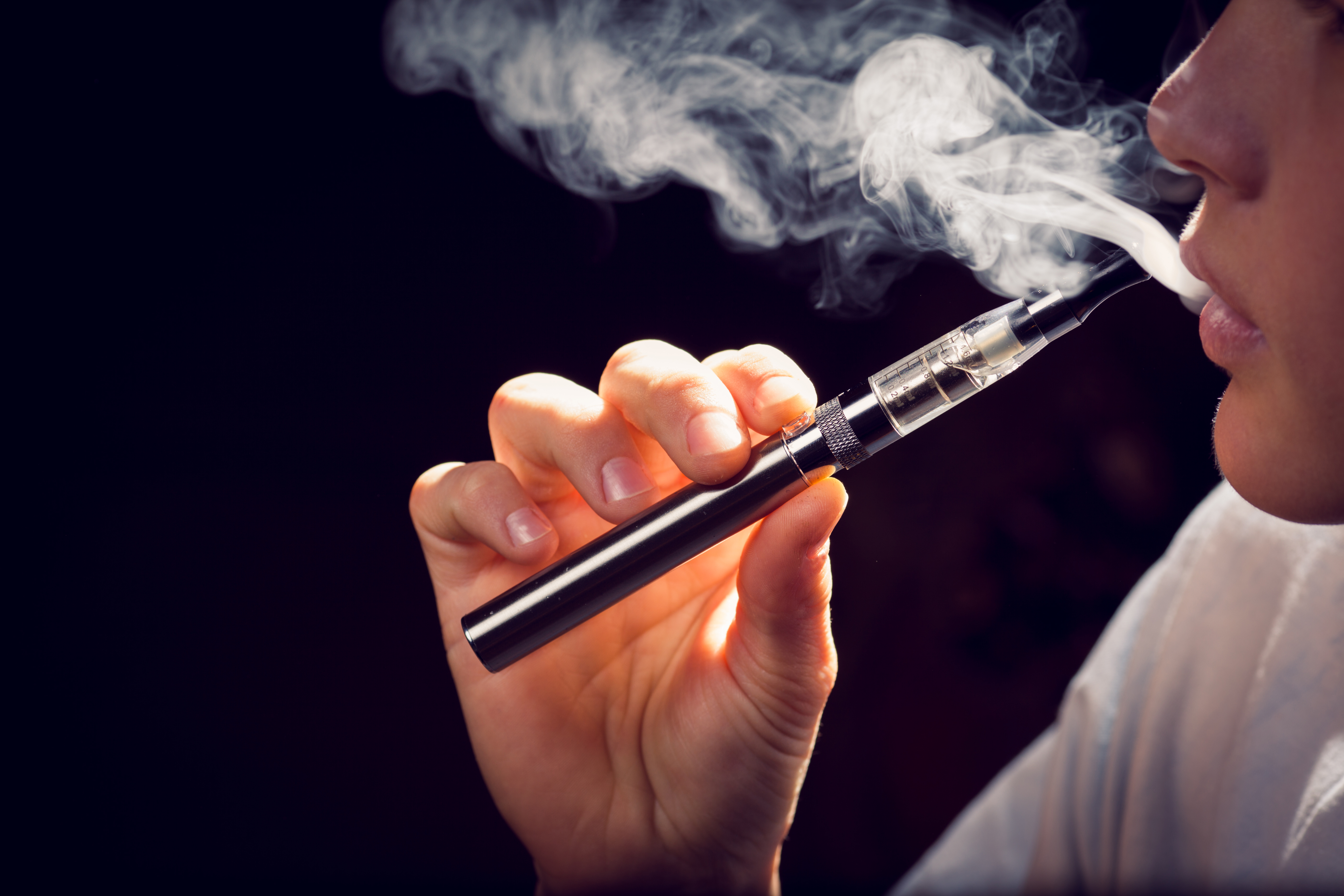 Legea care interzice vanzarea de ţigari electronice catre minori a fost adoptata