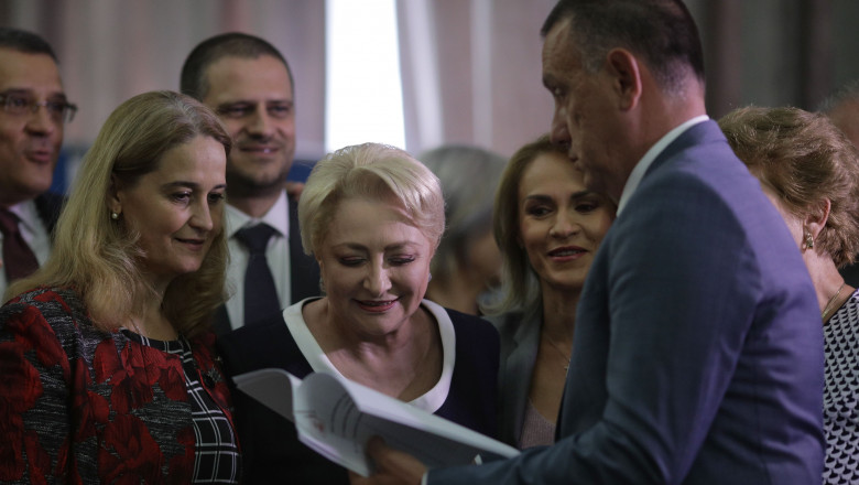 dancila se uita intr un document