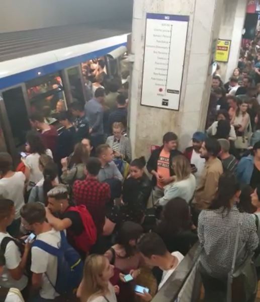 Aglomeratie infernala la metrou. Se circula pe un singur sens pe M1, in nordul Capitalei