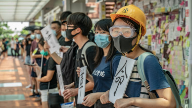 protestatari cu pancarte in Hong Kong