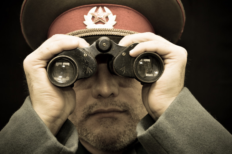 militar rus se uită prin binoclu