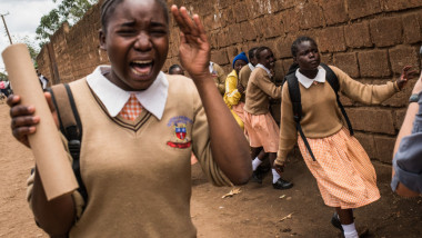 eleve din Kenya jignite si hartuite pe strada
