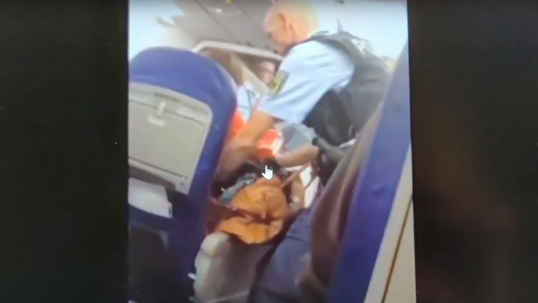 pasager de avion luat de politie